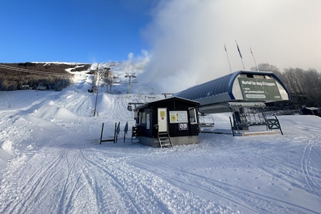 REDDES AV KUNSTSNØ: Skisenteret på Bjorli åpner torsdag - men ikke stolheisen. T-kroken og 1400 meter trasé er klar for innrykk. Foto: Anne Cathrine Enstad.
