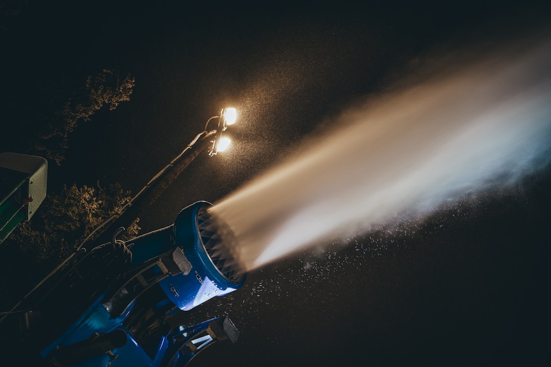 SNØPRODUKSJON: Det er full fres på snøkanonene i Nesfjellet. Foto: Nikolai Jelstrup SNØPRODUKSJON: Det er full fres på snøkanonene i Nesfjellet. Foto: Nikolai Jelstrup