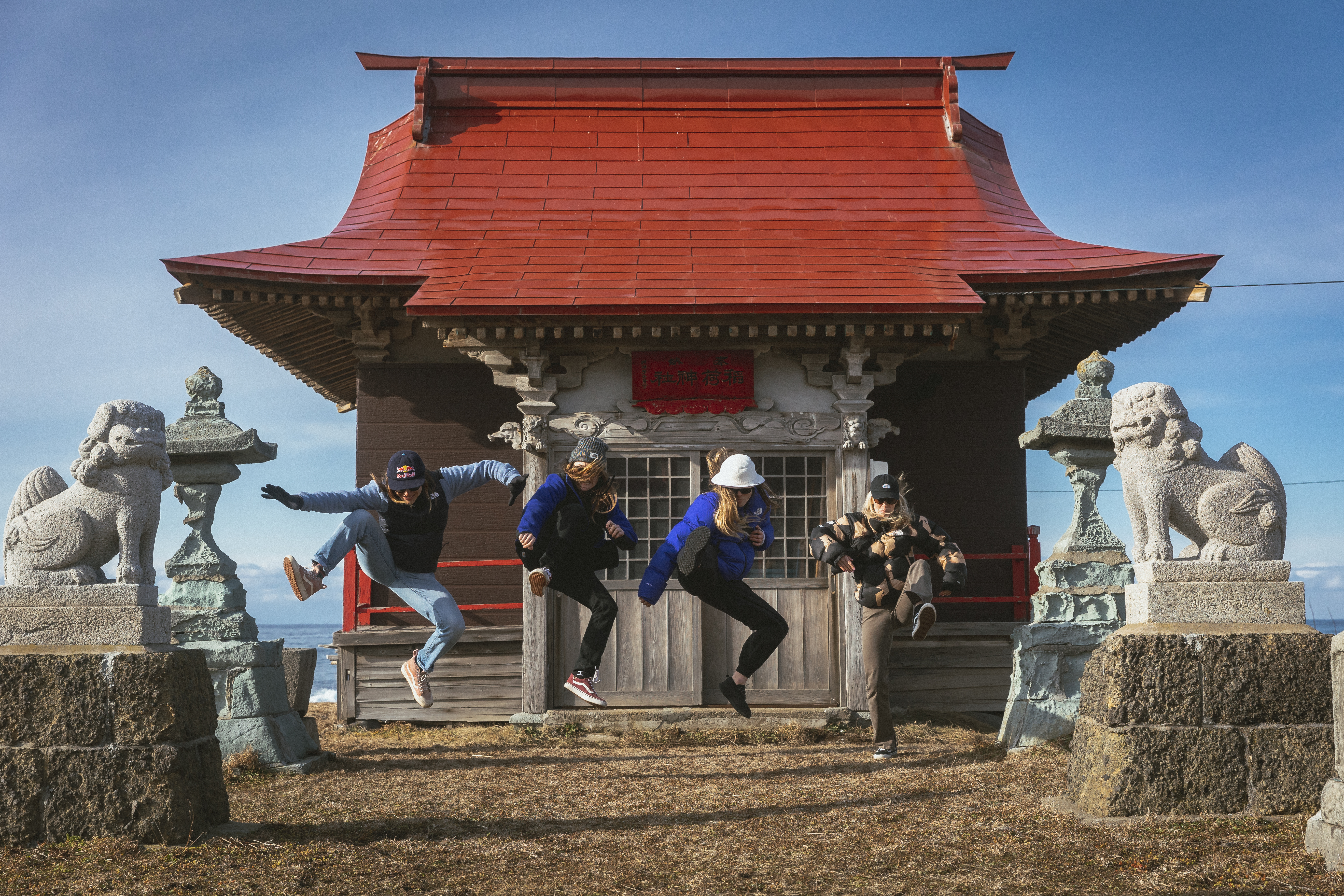 JAPAN: Tonje Kvivik og resten av nonja-jentene på puddertokt i Japan med MSP. Foto: MSP