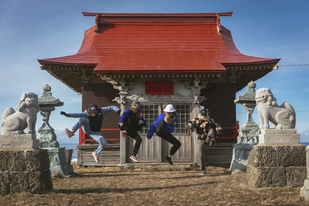 JAPAN: Tonje Kvivik og resten av nonja-jentene på puddertokt i Japan med MSP. Foto: MSP