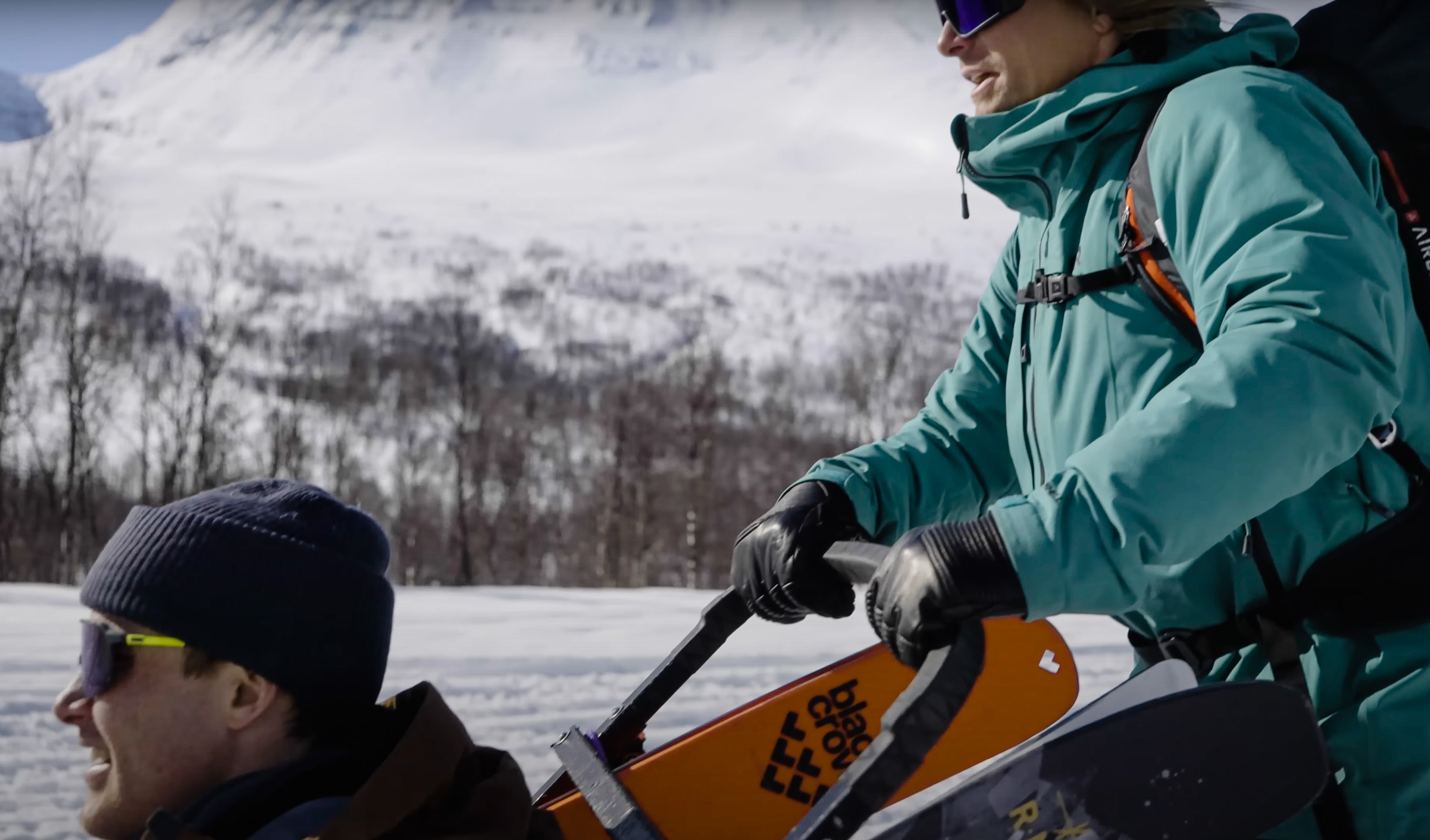 MED HUNDER PÅ TUR: Nikolai Schirmer og Mark Abma på hundeslede i Lyngen. Skjermbilde Land Of Giants