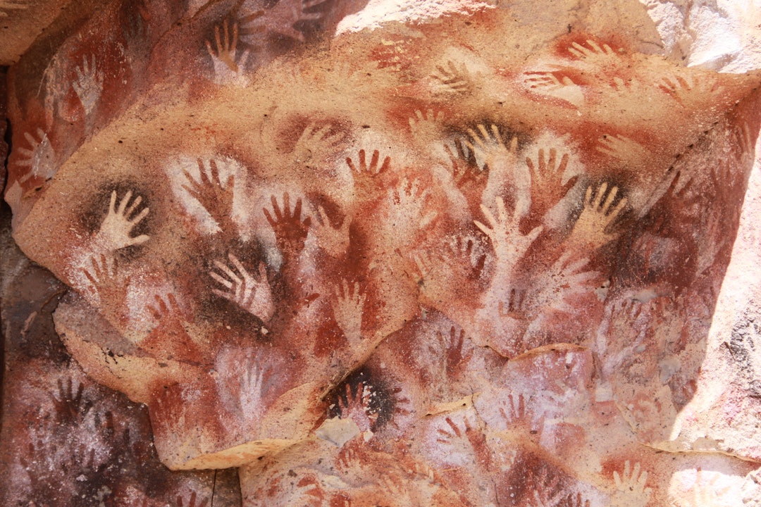 CUEVA DE LAS MANOS: De eldste hulemaleriene ved Cueva de las Manos er over 10 000 år gamle. Foruten om handavtrykk, finner man illustrasjoner fra jakt, samt abstrakte symboler og tegn.