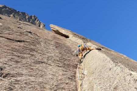 FØRSTEBESTIGNING: Andreas Widlund på vei mot kaminen i tredje taulengde. Den nye ruta på Stetinden i Nordland ble gått i juni i år. Foto: Joda Dolmans FØRSTEBESTIGNING: Andreas Widlund på vei mot kaminen i tredje taulengde. Den nye ruta på Stetinden i Nordland ble gått i juni i år. Foto: Joda Dolmans