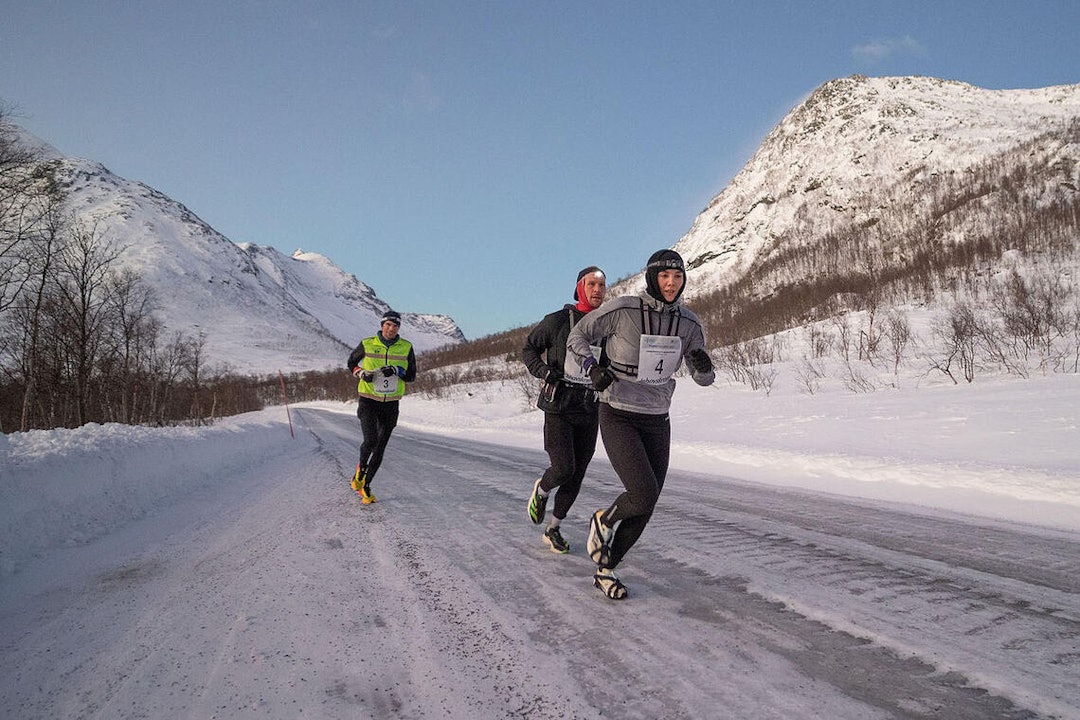 LØP MED BRODD: Yngvild Kaspersen i front i Mørketidsløpet, eller Polarnight Marathon 2023, som arrangeres i Tromsø i januar. løpe med brodder