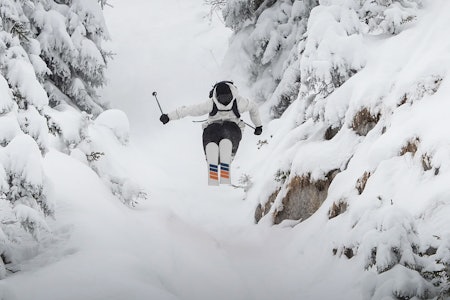 CANDIDE THOVEX: For mange kjent for «One of those days» filmene, sinnsyke followcam-klipp, og X Games-gull fra 2000. (Bilde hentet fra candideskis.co) FORLOT FACTION: Candide Thovex lanserer nå eget skimerke. Tidligere kjørte han mange år for Faction. Foto: Candide Skis
