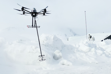 DRONER SOM SØKER OG FINNER: Forsvaret og Norwegian Research Center (NORCE), jobber med utvikling av droner som kan søke etter og finne skredtatte i fjellet.
