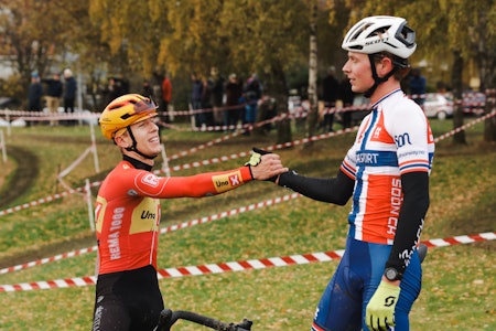 SEIERSDUELL: Tobias Halland Johannessen og Mats Tubaas Glende takket hverandre for kampen etter Superpokal. Foto: Snorre Veggan