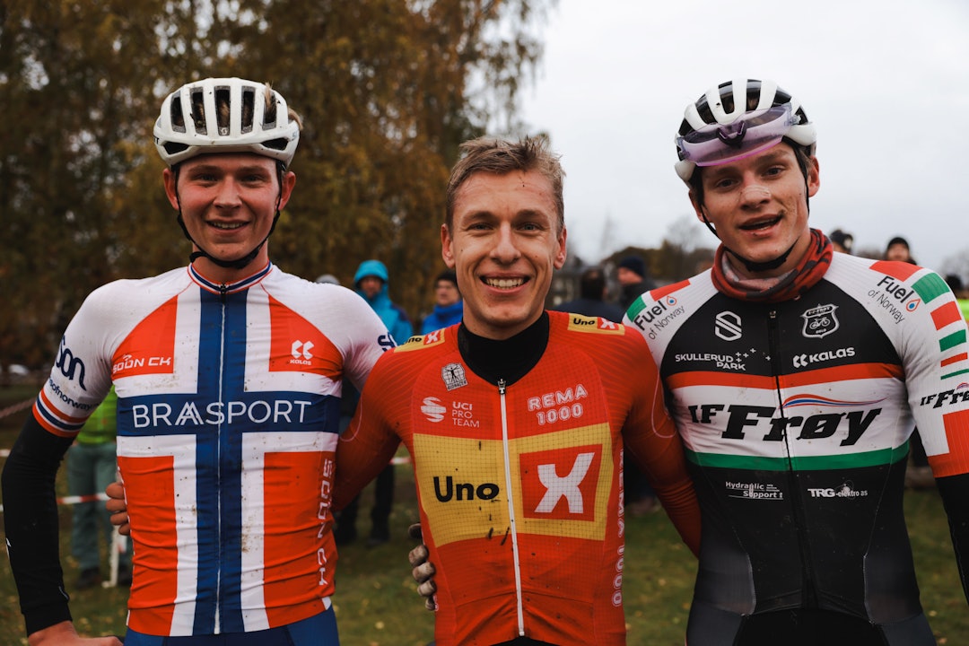 PODIET: Tobias Halland Johannessen, cyclocross-norgesmester Mats Tubaas Glende og Sondre Rokke. Foto: Snorre Veggan