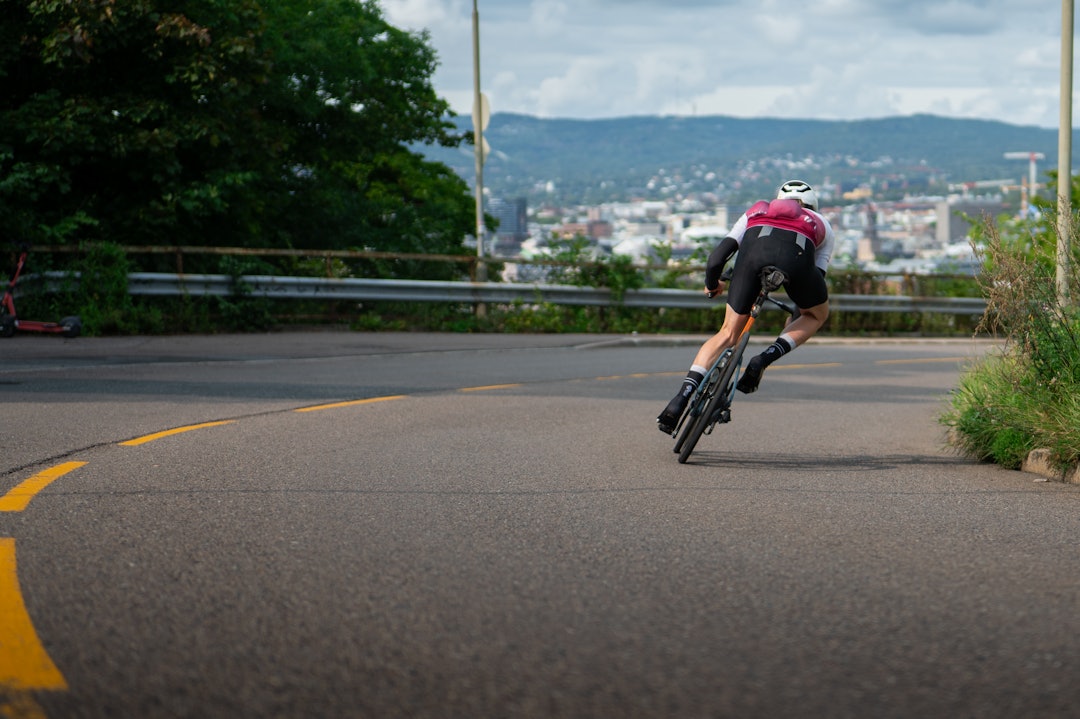 DEN VANSKELIGE S-SVINGEN: Svingen ved Sjømannsskolen i Kongsveien var åsted for en hel mengde rammebrudd, kragebeinsbrudd og bristede drømmer i 93. I 2023 nyter artikkelforfatteren godt av både skivebremser og tørr asfalt. Foto: Sigurd Ekeli Grimsby DEN VANSKELIGE S-SVINGEN: Svingen ved Sjømannsskolen i Kongsveien var åsted for en hel mengde rammebrudd, kragebeinsbrudd og bristede drømmer i 93. I 2023 nyter artikkelforfatteren godt av både skivebremser og tørr asfalt. Foto: Sigurd Ekeli Grimsby