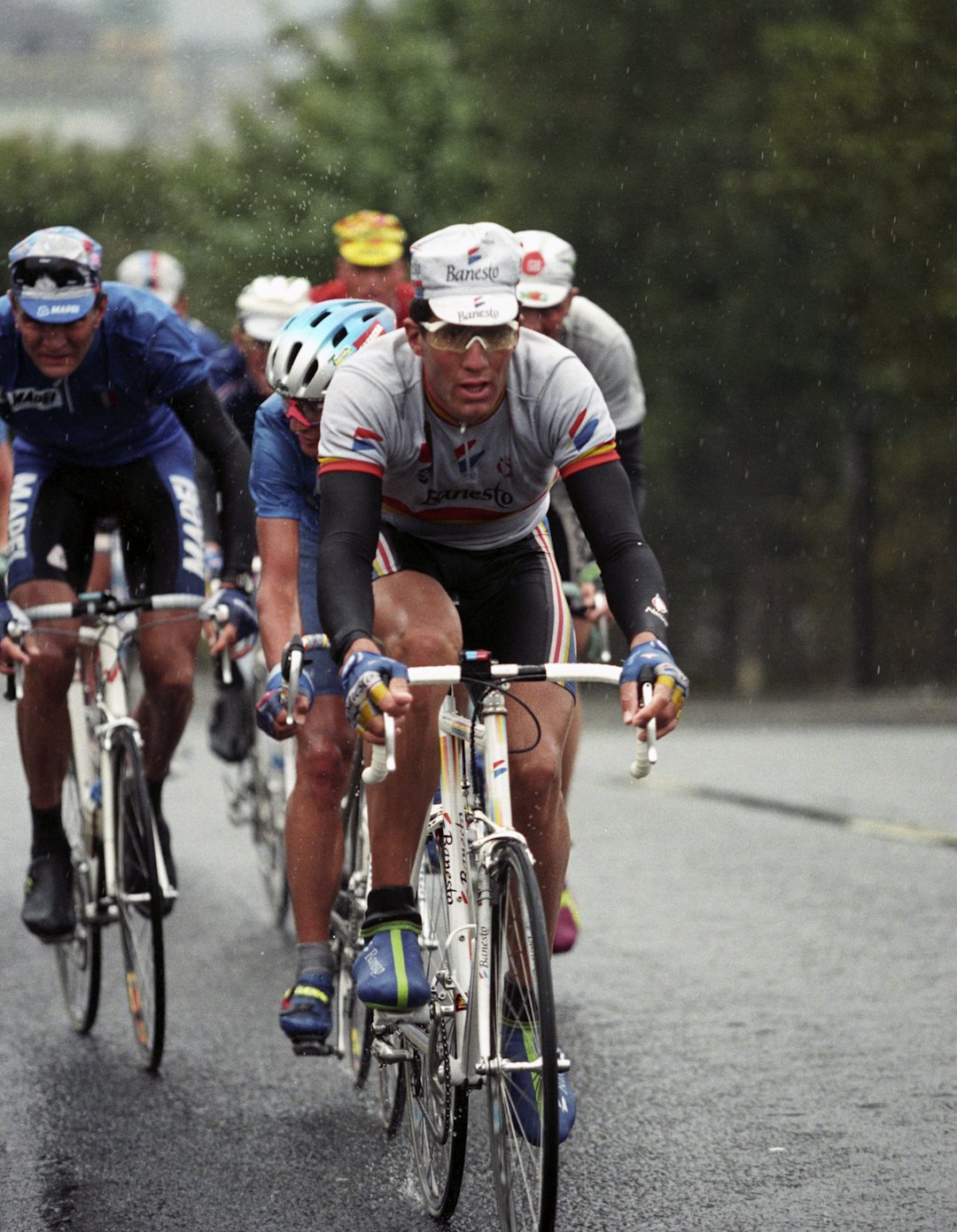 INDURAIN IN DA RAIN: Proffenes VM-ritt er beryktet for det glatte føret. Her brøyter Miquel Indurain seg gjennom vannet. Amatørene fikk syklet alle sine ti runder i solskinn. Akkurat som Landeveis utsendte 30 år senere. Foto: Erik Johansen/NTB INDURAIN IN DA RAIN: Proffenes VM-ritt er beryktet for det glatte føret. Her brøyter Miquel Indurain seg gjennom vannet. Amatørene fikk syklet alle sine ti runder i solskinn. Akkurat som Landeveis utsendte 30 år senere. Foto: Erik Johansen/NTB