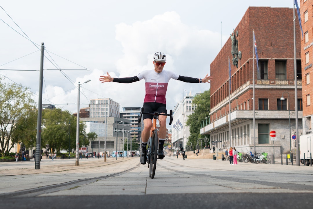 BLEK KOPI: Øyvind Aas kopierer både Lance og Jan sin seiersgest 30 år senere, dog uten jagende konkurrenter bak. Foto: Sigurd Ekeli Grimsby BLEK KOPI: Øyvind Aas kopierer både Lance og Jan sin seiersgest 30 år senere, dog uten jagende konkurrenter bak. Foto: Sigurd Ekeli Grimsby