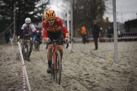 I SANDA: Tobias Halland Johannessen tråkker på for å holde farta gjennom sandpartiet. Foto Snorre Veggan