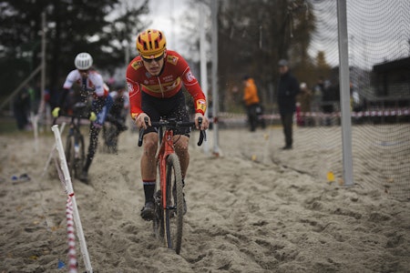 I SANDA: Tobias Halland Johannessen tråkker på for å holde farta gjennom sandpartiet. Foto Snorre Veggan