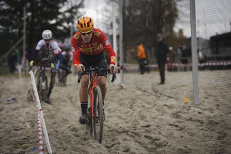 I SANDA: Tobias Halland Johannessen tråkker på for å holde farta gjennom sandpartiet. Foto Snorre Veggan I SANDA: Tobias Halland Johannessen tråkker på for å holde farta gjennom sandpartiet. Foto Snorre Veggan