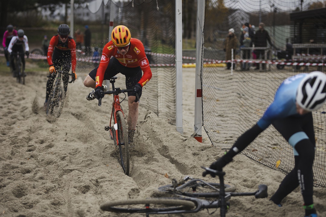 GRENLANDSPLOGEN: Jonas Abrahamsen må etter hvert av sykkelen i sandgropa. Foto: Snorre Veggan