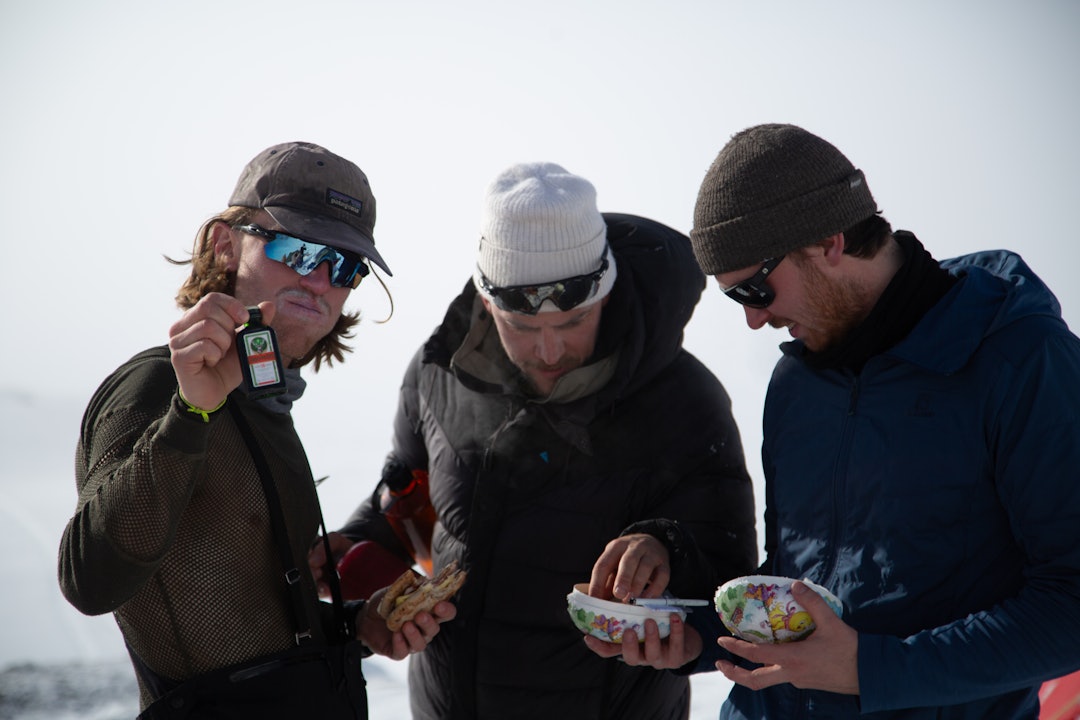 GJENGEN: (Fra venstre) Vemund Gransæther, Markus Aase og Marius Nilsen hygger seg på basecamp. Foto: Herman Knudsen GJENGEN: (Fra venstre) Vemund Gransæther, Markus Aase og Marius Nilsen hygger seg på basecamp. Foto: Herman Knudsen