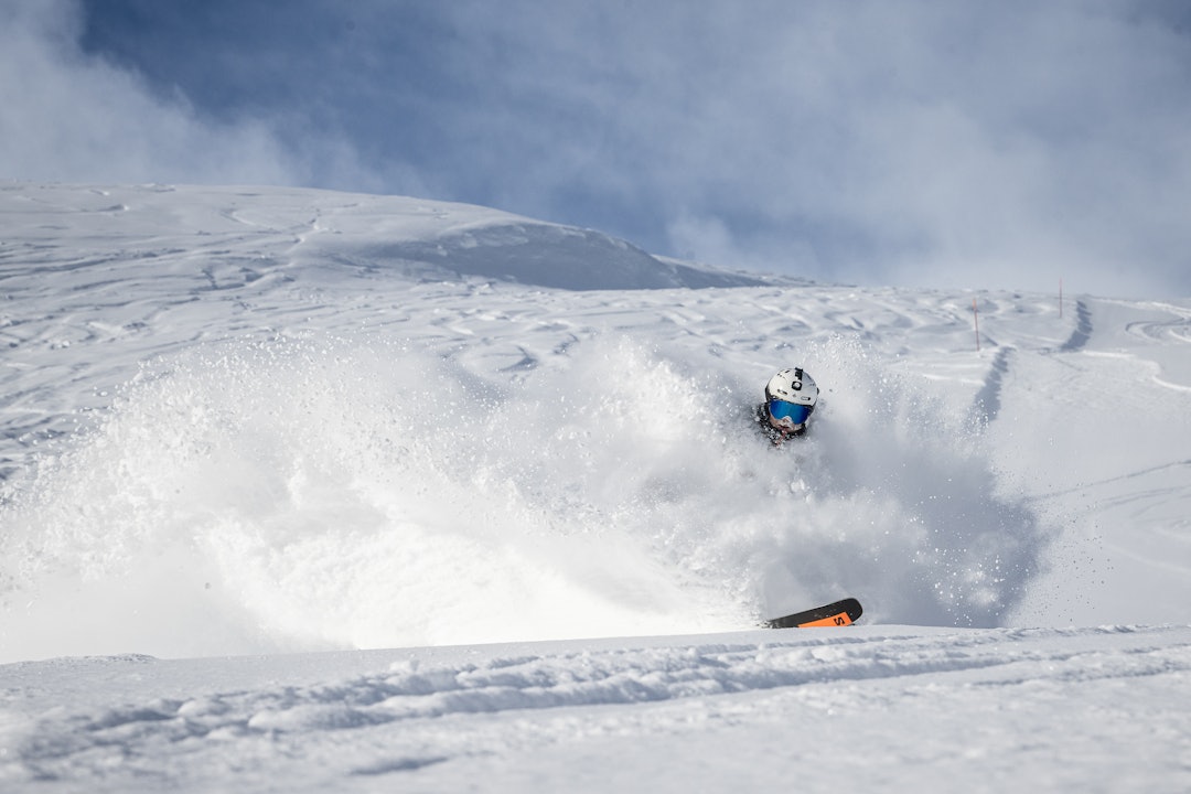 PUDDER: Dette bildet er riktignok tatt i løypa, men på en over snittet fin dag på skitesting. Allsidige frikjøringsski passer fint til sånne dager. Foto: Vegard Breie