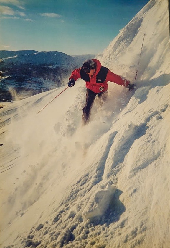 LØS HEL I LØSSNØEN: Erlend Sande var tidlig ute med å søke seg vekk fra skibakken og ut i fritt terreng. Foto: Privat LØS HEL I LØSSNØEN: Erlend Sande var tidlig ute med å søke seg vekk fra skibakken og ut i fritt terreng. Foto: Privat