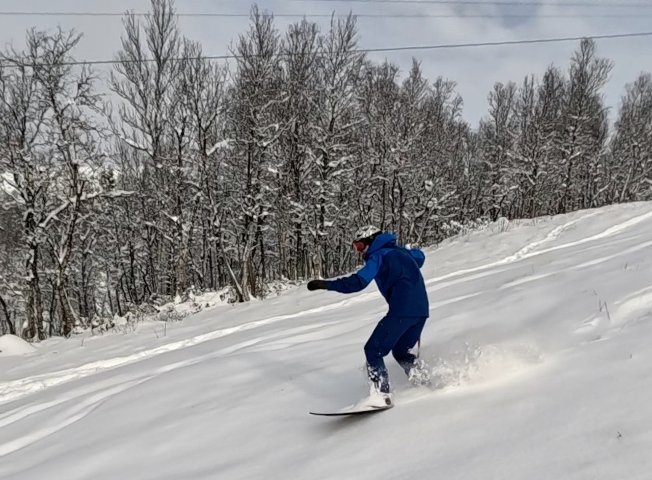 POWSURF I SOLHEISEN: Torkel Karoliussen koser seg med nysnø i Hemsedal. Foto: Are Tallaksrud POWSURF I SOLHEISEN: Torkel Karoliussen koser seg med nysnø i Hemsedal. Foto: Are Tallaksrud