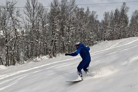 POWSURF I SOLHEISEN: Torkel Karoliussen koser seg med nysnø i Hemsedal. Foto: Are Tallaksrud POWSURF I SOLHEISEN: Torkel Karoliussen koser seg med nysnø i Hemsedal. Foto: Are Tallaksrud
