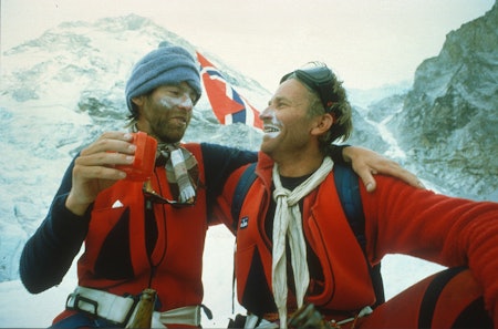 FEIRING: Odd Eliassen (til høyre) feirer bestigningen av Mount Everest i 1985 sammen med Bjørn Myrer Lund. Foto: Den norske Everest ekspedisjonen 1985