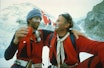 FEIRING: Odd Eliassen (til høyre) feirer bestigningen av Mount Everest i 1985 sammen med Bjørn Myrer Lund. Foto: Den norske Everest ekspedisjonen 1985