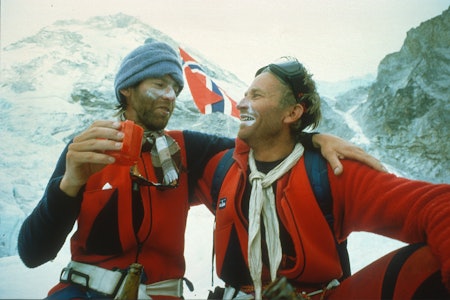 FEIRING: Odd Eliassen (til høyre) feirer bestigningen av Mount Everest i 1985 sammen med Bjørn Myrer Lund. Foto: Den norske Everest ekspedisjonen 1985 FEIRING: Odd Eliassen (til høyre) feirer bestigningen av Mount Everest i 1985 sammen med Bjørn Myrer Lund. Foto: Den norske Everest ekspedisjonen 1985