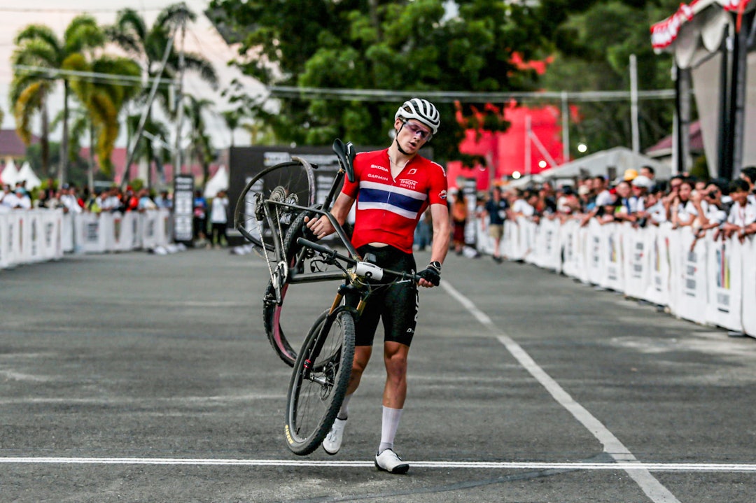 I MÅL TIL FOTS: Tross knust bakhjul tok Sondre Rokke fra IF Frøy bronse i VM. Foto: UCI