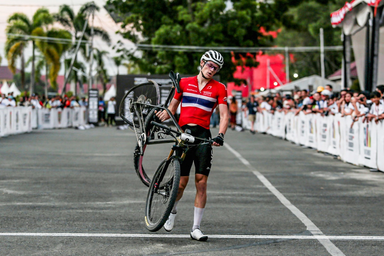 I MÅL TIL FOTS: Tross knust bakhjul tok Sondre Rokke fra IF Frøy bronse i VM. Foto: UCI