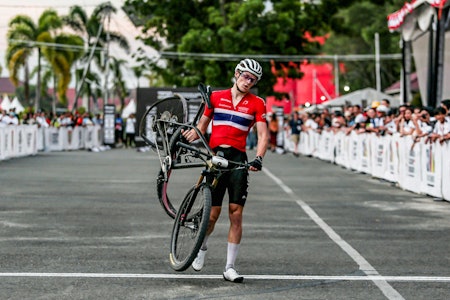 I MÅL TIL FOTS: Tross knust bakhjul tok Sondre Rokke bronse i VM. Foto: UCI