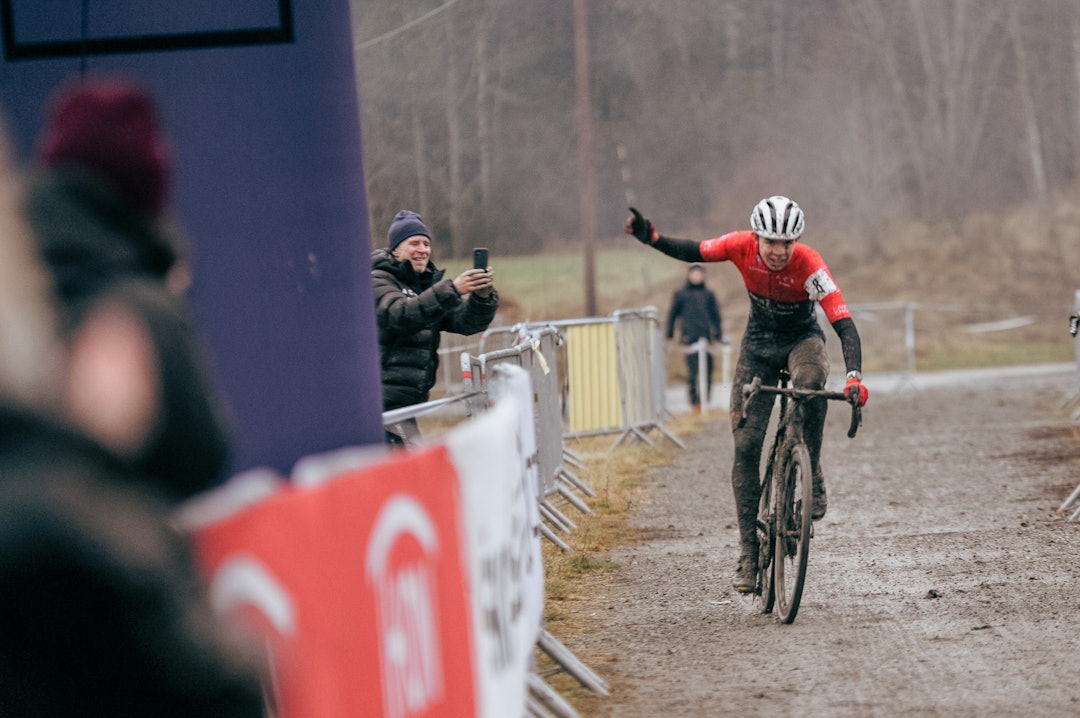 OVERRASKELSE: Førsteårssenior Sebastian Veslum blir heiet inn til bronse av faren, Truls Veslum. OVERRASKELSE: Førsteårssenior Sebastian Veslum blir heiet inn til bronse av faren, Truls Veslum.