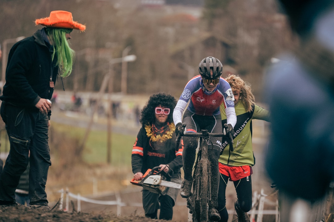 KJEPPJAGET: Fansen var vill og gal og eskalerte formen utover dagen grunnet styrkedrikk. KJEPPJAGET: Fansen var vill og gal og eskalerte formen utover dagen grunnet styrkedrikk.