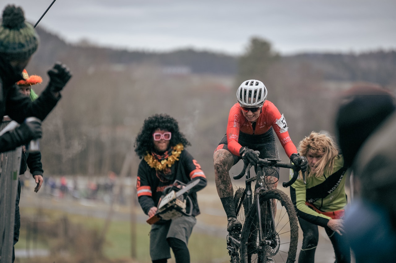 MOTORSAKMASSAKRE: Åshild Tovsrud blir jaget av fans med støyende redskaper i damenes finale. MOTORSAKMASSAKRE: Åshild Tovsrud blir jaget av fans med støyende redskaper i damenes finale.