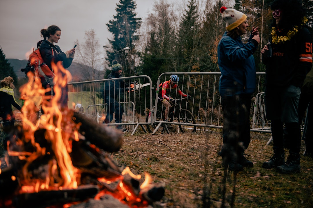 BÅLKOS: Rock og røyk-supporterne hadde selvsagt bål å varme seg på. BÅLKOS: Rock og røyk-supporterne hadde selvsagt bål å varme seg på.