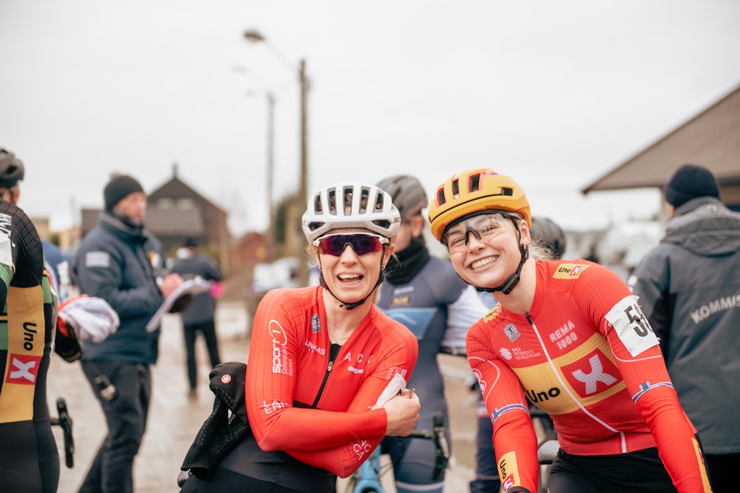 FORTSATT VARME: Åshild Tovsrød (venstre) og Mie Bjørndal Ottestad, før alle var fulle av gjørme. FORTSATT VARME: Åshild Tovsrød (venstre) og Mie Bjørndal Ottestad, før alle var fulle av gjørme.