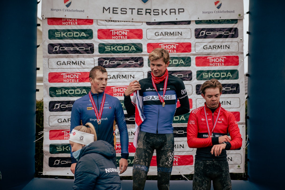 VIL HJEM: Både skuffede og glade ville ha unnagjort den iskalde premieseremonien så fort som mulig. F.v: Kevin Messelt, Mads Tubaas Glende og Sebastian Veslum. VIL HJEM: Både skuffede og glade ville ha unnagjort den iskalde premieseremonien så fort som mulig. F.v: Kevin Messelt, Mads Tubaas Glende og Sebastian Veslum.