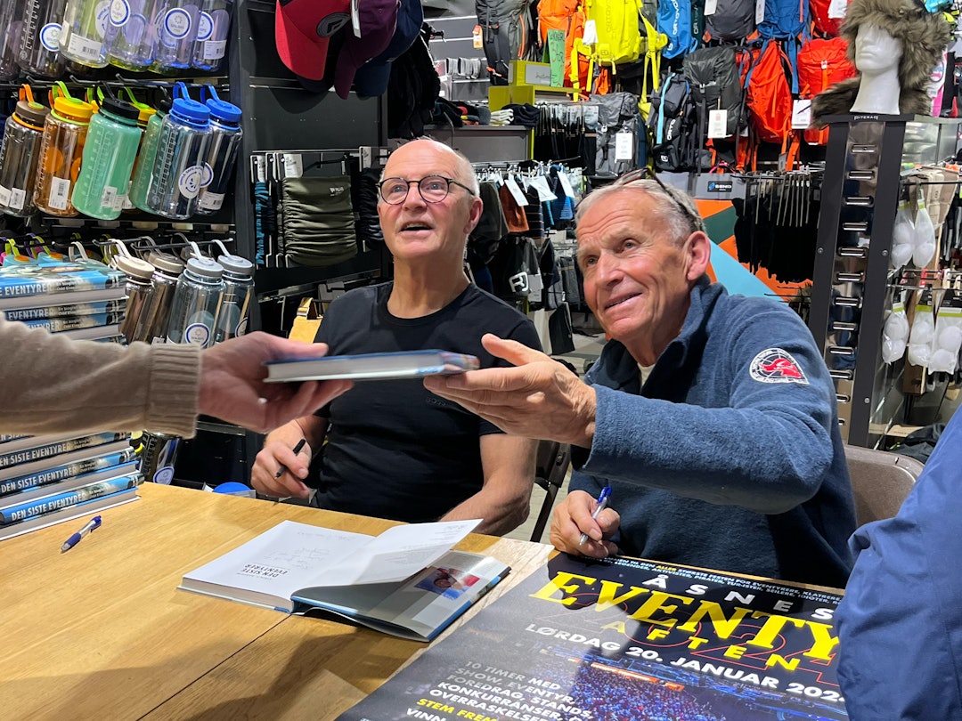 POPULÆRE KARER: Forfatter Stein P. Aasheim (til venstre) og eventyrer Odd Eliassen er i disse dager på turné for å promotere boka om den legendariske eventyreren. POPULÆRE KARER: Forfatter Stein P. Aasheim (til venstre) og eventyrer Odd Eliassen er i disse dager på turné for å promotere boka om den legendariske eventyreren.