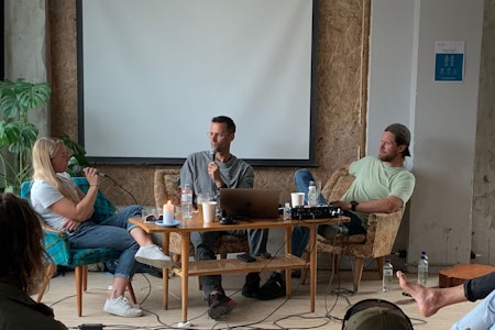 KLATREPODDERE: Episoden med Martine Limstrand ble tatt opp live på Trevarefabrikken i Henningsvær. Foto: Matias Nordahl Carlsen. KLATREPODDERE: Episoden med Martine Limstrand ble tatt opp live på Trevarefabrikken i Henningsvær. Foto: Matias Nordahl Carlsen.