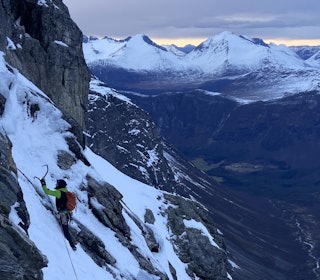 BRATT: Torje Stenkjær i aksjon på tredje taulengde på den - i dag - uvanlige siden av Kvanndalstind i Romsdalen. Foto: Asgeir Rusti BRATT: Torje Stenkjær i aksjon på tredje taulengde på den - i dag - uvanlige siden av Kvanndalstind i Romsdalen. Foto: Asgeir Rusti