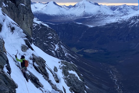 BRATT: Torje Stenkjær i aksjon på tredje taulengde på den - i dag - uvanlige siden av Kvanndalstind i Romsdalen. Foto: Asgeir Rusti BRATT: Torje Stenkjær i aksjon på tredje taulengde på den - i dag - uvanlige siden av Kvanndalstind i Romsdalen. Foto: Asgeir Rusti