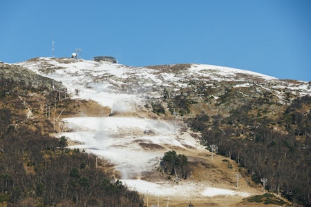 OPPDAL: Lite natursnø, men det jobbes for fullt med snøproduksjon i Hovden. Foto: Kristoffer H. Kippernes