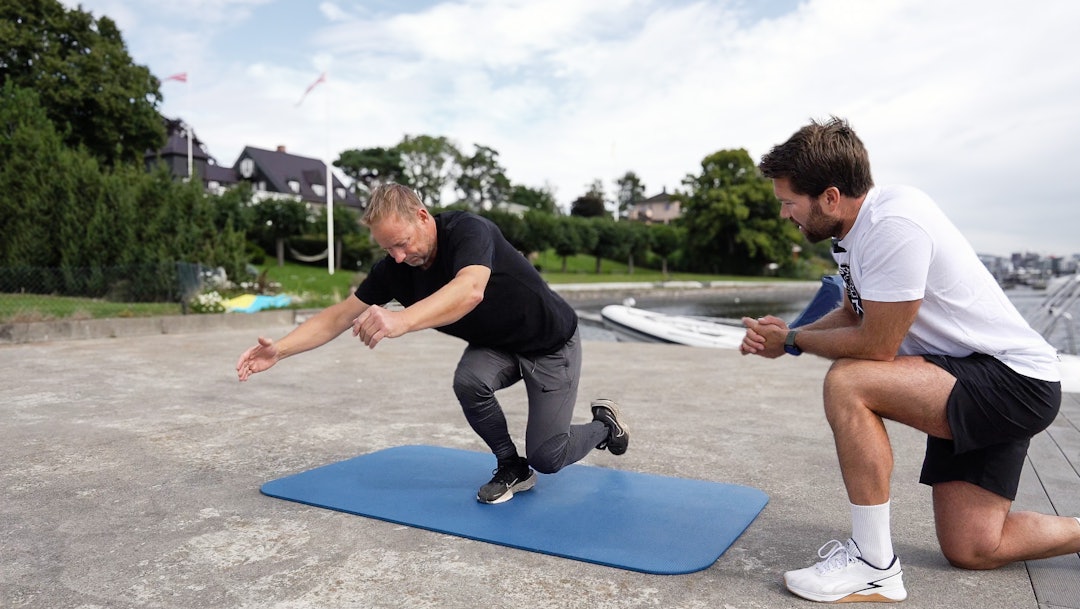 STERKE BEN: Aamodt er ikke svakere enn at han klarer å kjøre knebøy på ett ben. STERKE BEN: Aamodt er ikke svakere enn at han klarer å kjøre knebøy på ett ben.