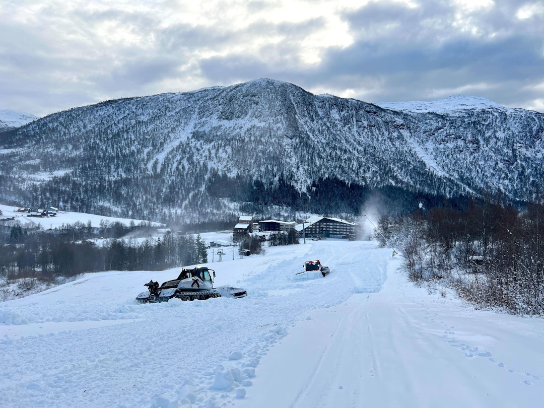 LANDSBYBAKKEN: Det preppareres klart for sesongstart i Landsbybakken. Foto: Klaus Finne LANDSBYBAKKEN: Det preppareres klart for sesongstart i Landsbybakken. Foto: Klaus Finne
