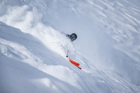 ALLSIDIGE: Toppturski med midtbredde rundt hundre millimeter er brede nok til kjøring som dette - og lette nok til at du kan gå opp sjøl. Her er skitester Henning Skjetne i aksjon på Blizzard Hustle 10. Foto: Vegard Breie ALLSIDIGE: Toppturski med midtbredde rundt hundre millimeter er brede nok til kjøring som dette - og lette nok til at du kan gå opp sjøl. Her er skitester Henning Skjetne i aksjon på Blizzard Hustle 10. Foto: Vegard Breie