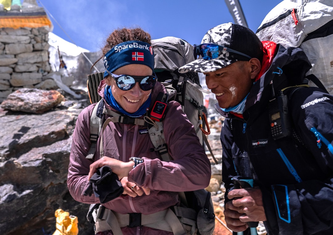 Kristin Harila og Tenjen Lama Sherpa ser på klokke