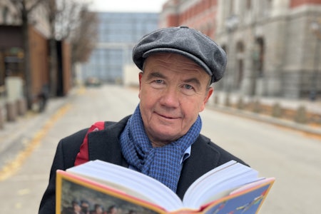 FORFATTER: Jon Gangdal har skrevet boka I gudenes rike om sherpafolket. Foto: Erlend Sande Jon Gangdal med boka I gudenes rike