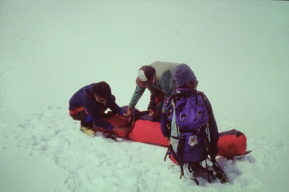 Mingma Norbu Sherpa  død i sovepose på Everest 1994.