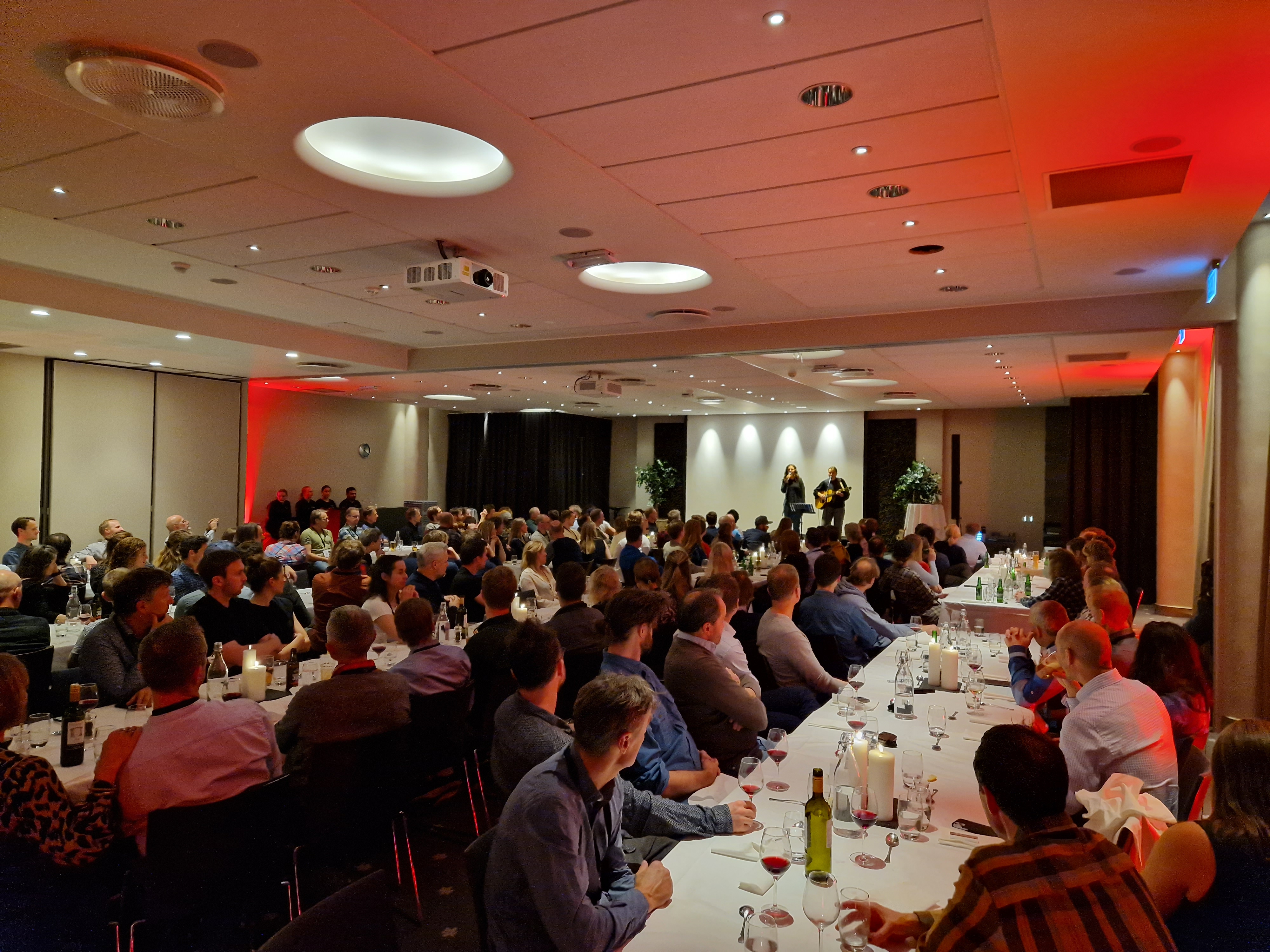 Her frå festmiddagen, med eit lokalt innslag til underhaldning