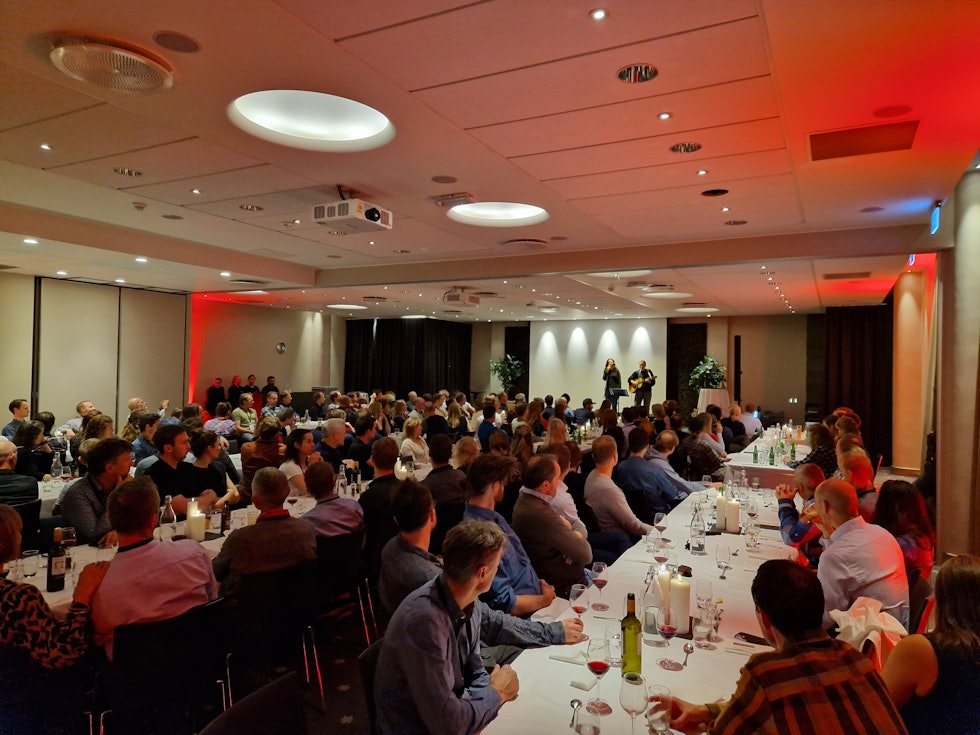 Her frå festmiddagen, med eit lokalt innslag til underhaldning Her frå festmiddagen, med eit lokalt innslag til underhaldning