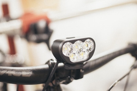 BILLIG OG MYE LYS: Magicshine Monteer V2 leverer en haug med lys, til en ganske OK pris. Men hvordan er brukervennligheten? Foto: Kristoffer H. Kippernes. magicshine monteer 6500 v2 test